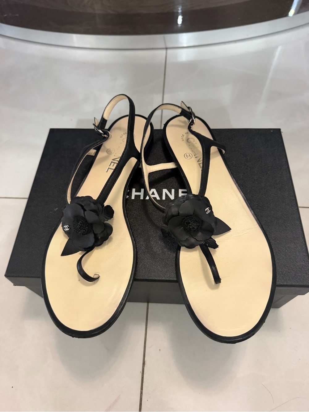 $1250 Chanel Camellia Flower thong
Black Leather sandal 41,5